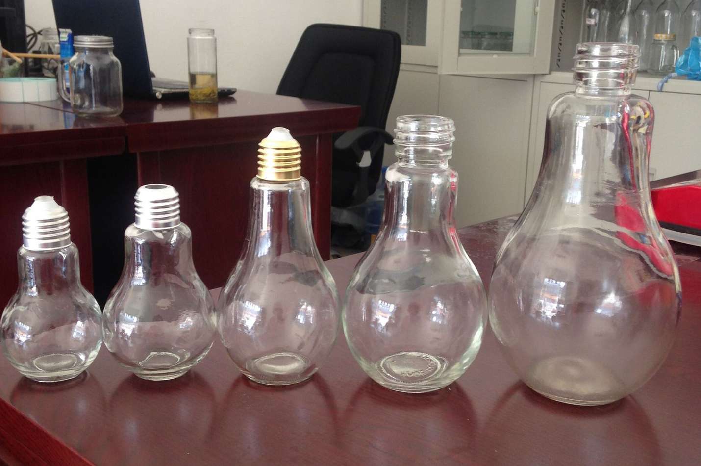 clear lamp bulb shape glass beverage bottle with screw cap